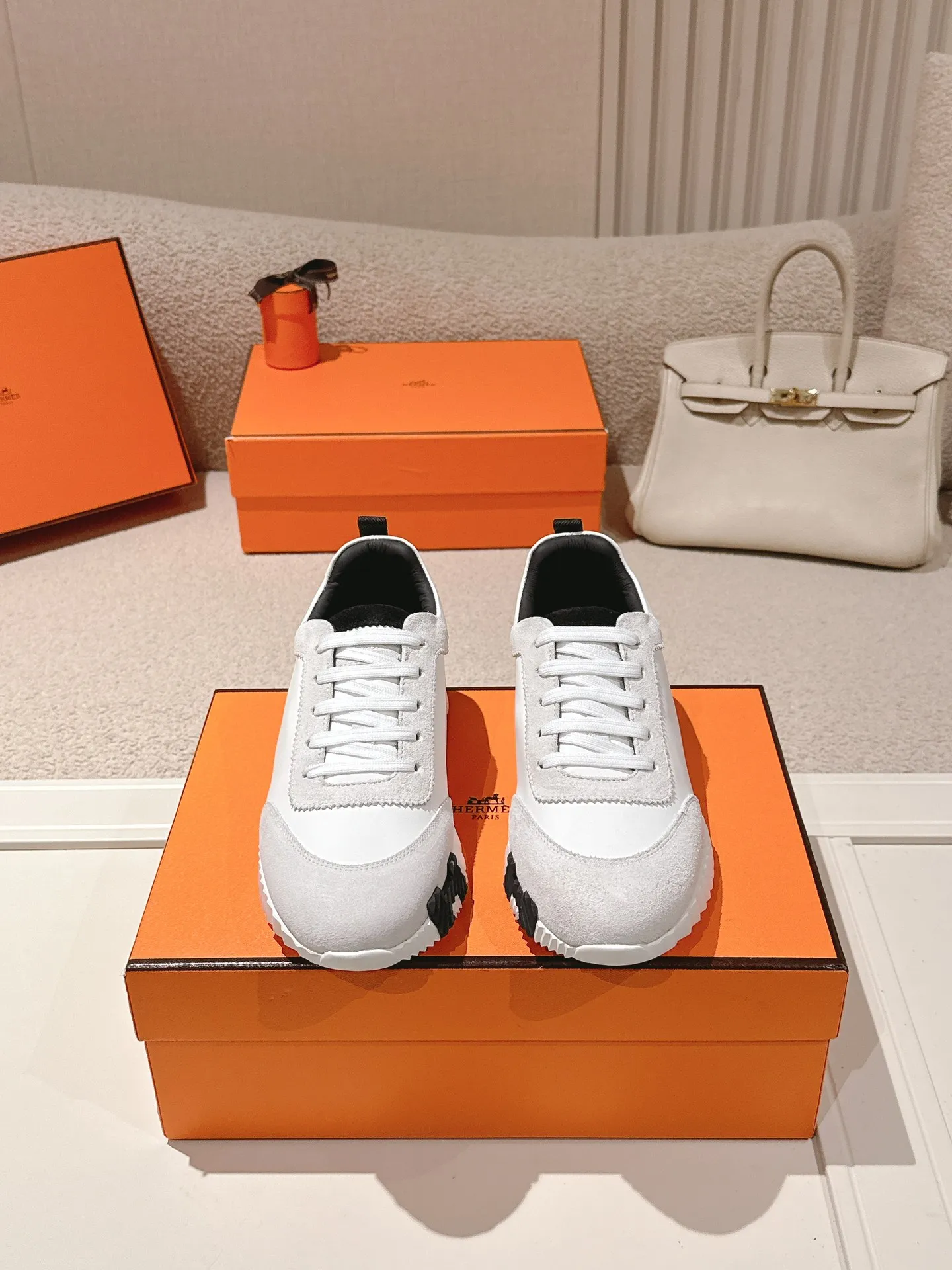 Men's shoes 💰600💰 Hermes top version # Hermès H family classic couple's casual sports shoes Couple's casual sports dad shoes combine high-tech canvas and suede goatskin, and are decorated with an exaggerated "H" letter on the rubber sole. The italic design and bright colors show vitality and continue the brand's design inspiration. Stroll around the city lightly and feel free and comfortable. Exquisitely packaged at the delivery counter 🛍📦 Fabric: Original special material and cow suede Lining: Customized breathable mesh Outsole: Open-molded TPU + rubber foam material Bottom thickness: 3CM Size: 35-45